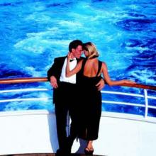 ¿Cómo vestir en un crucero? Foto de una pareja vestida de gala